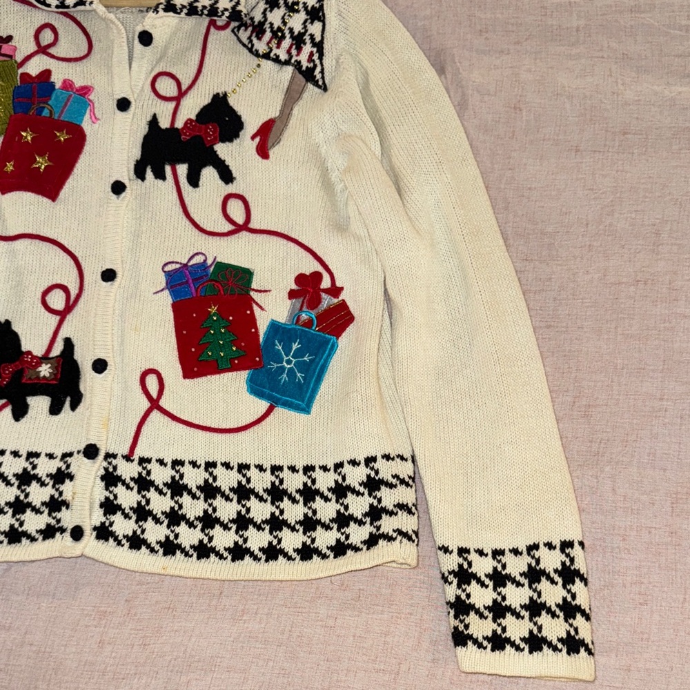 Vintage White Cardigan with Festive Shopping Embroidery - Picture 3 of 13